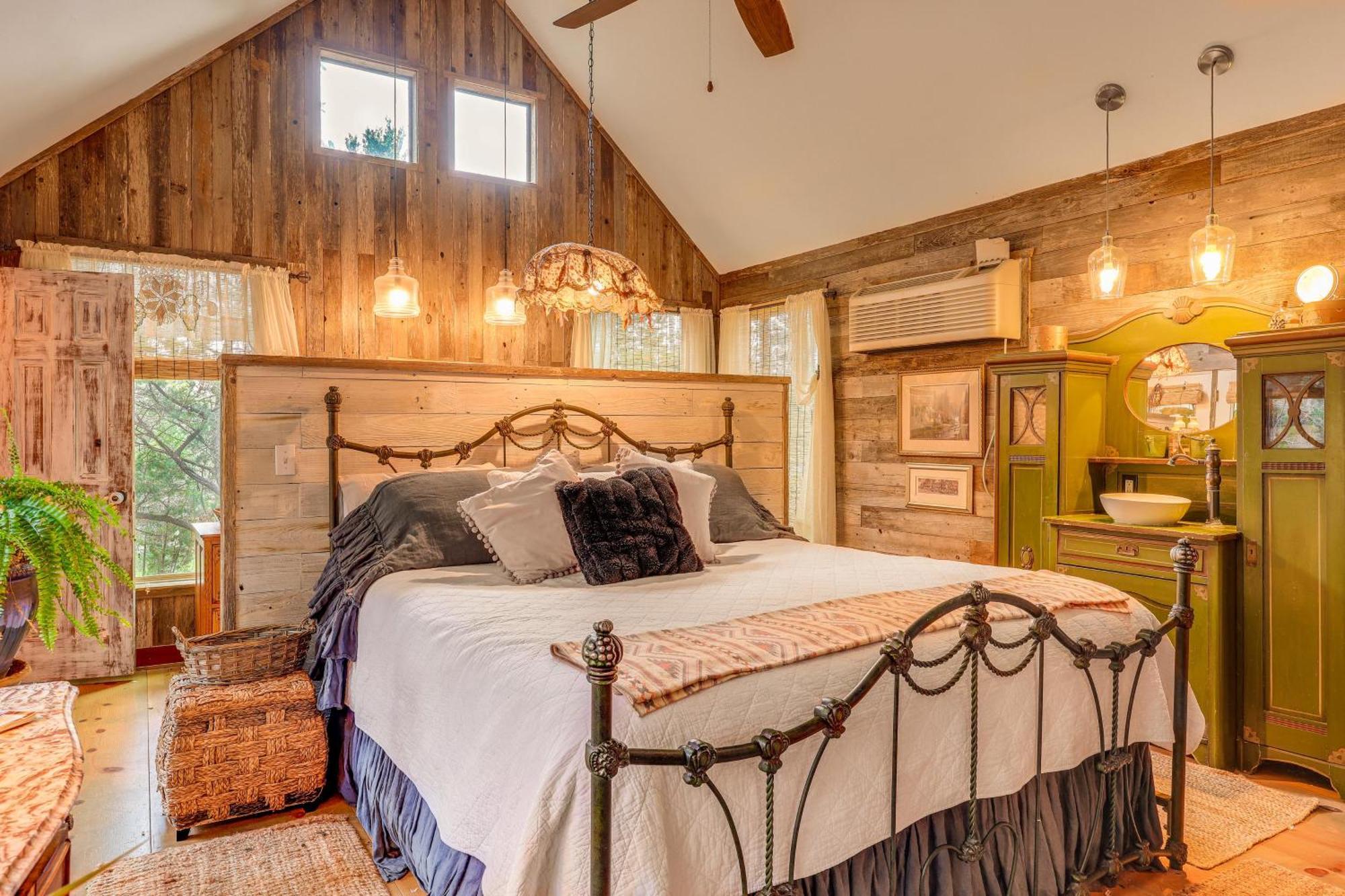 Pet-Friendly Wimberley Cabin With Fire Pit And Hot Tub Exterior photo