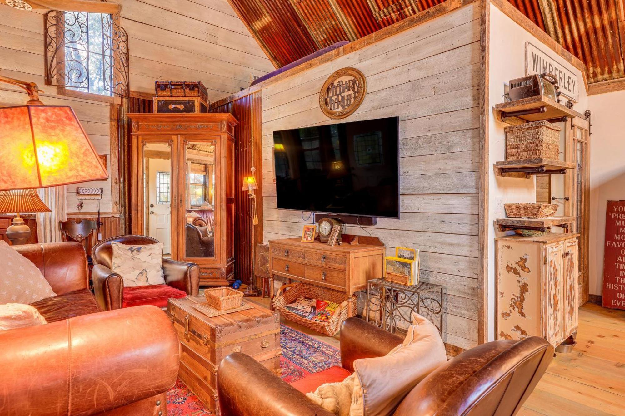 Pet-Friendly Wimberley Cabin With Fire Pit And Hot Tub Exterior photo