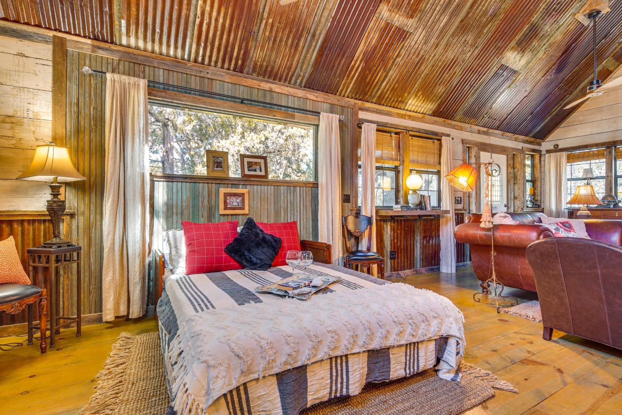 Pet-Friendly Wimberley Cabin With Fire Pit And Hot Tub Exterior photo